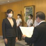 参院選・岡山選挙区で再選の小野田紀美さんに当選証書「目をそらさずに前に」