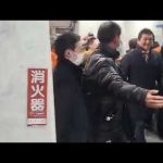 黒川敦彦が参政党の講演会に乱入し、止めに入った人を押し倒したシーン